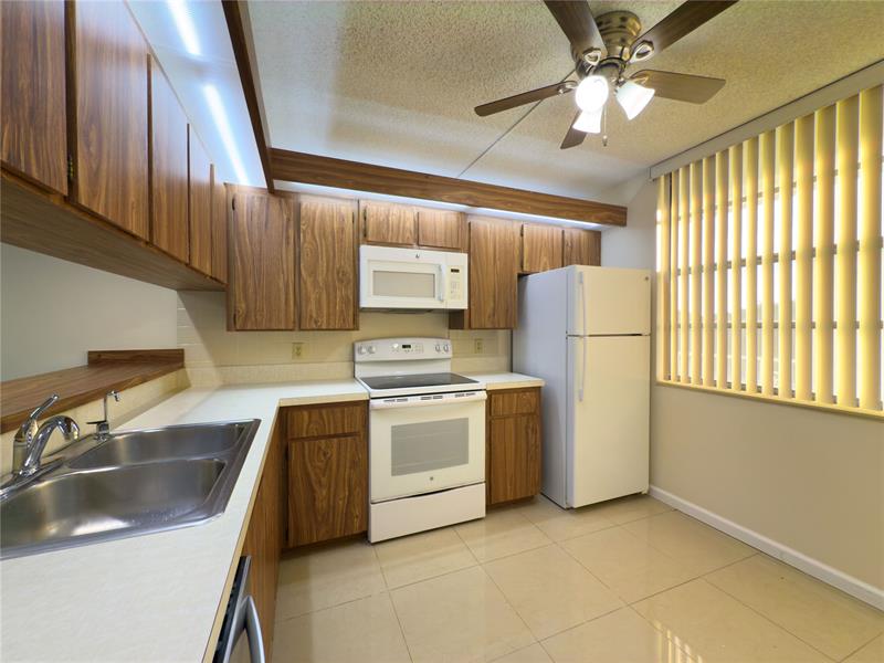 Image 13 of 33 For 1701 Whitehall Dr  303