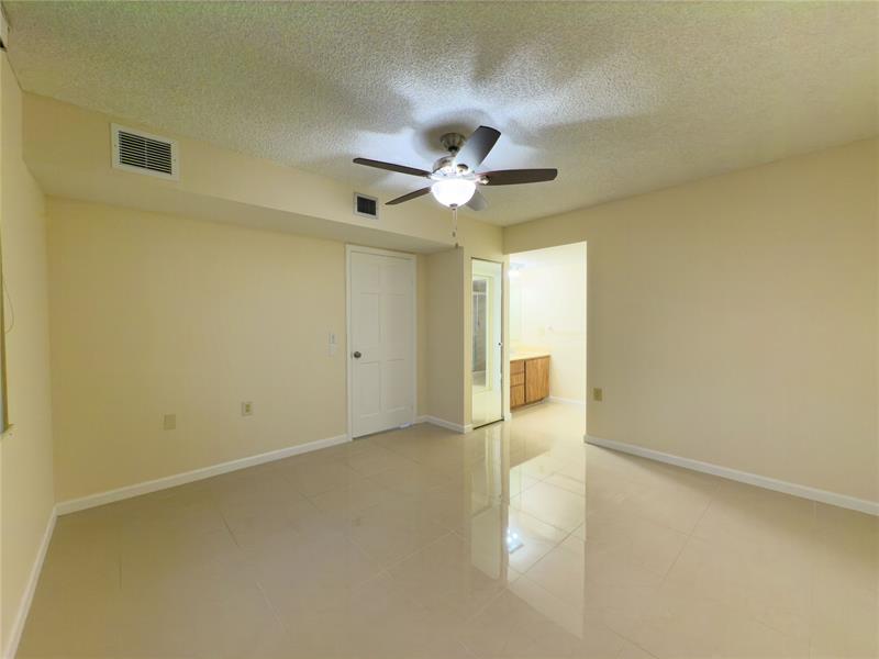 Image 27 of 33 For 1701 Whitehall Dr  303