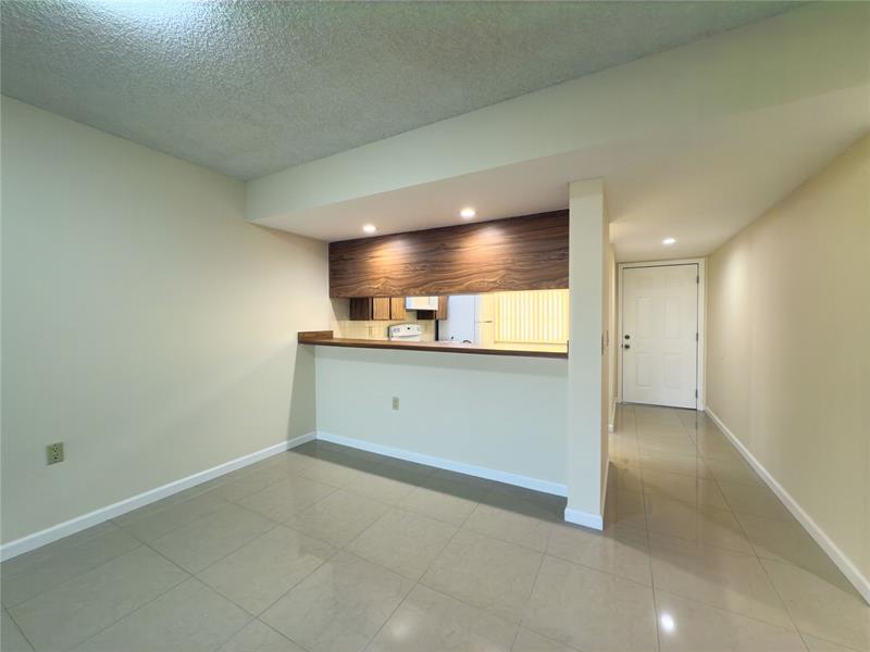 Image 9 of 33 For 1701 Whitehall Dr  303