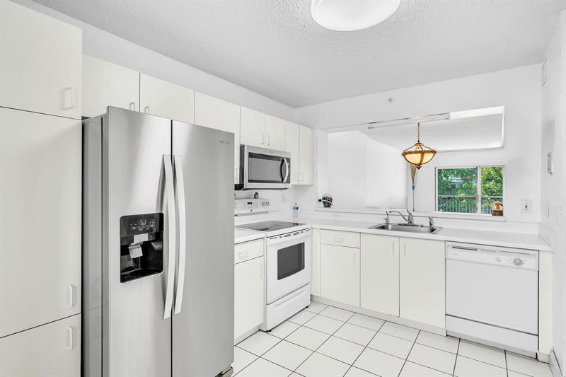 Image 18 of 48 For 9580 Weldon Cir