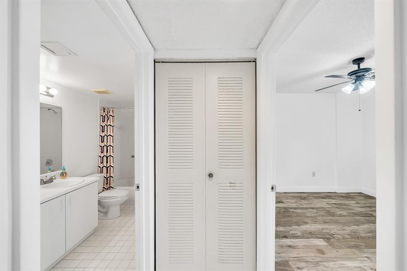 Image 21 of 48 For 9580 Weldon Cir