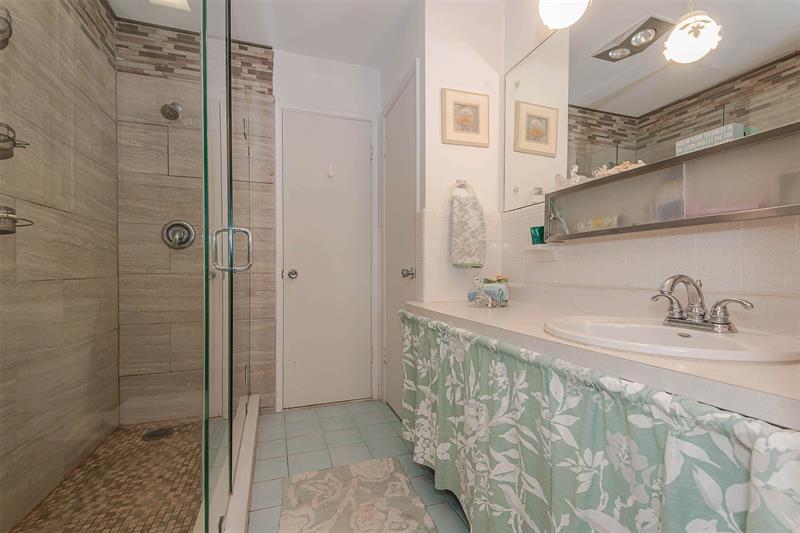 Image 20 of 29 For 801 Pine Dr  21