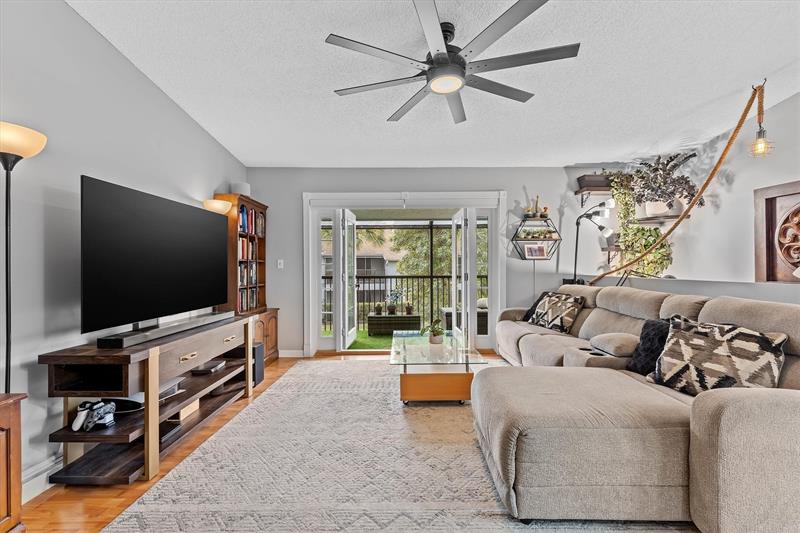 Image 4 of 25 For 2761 Oakland Forest Dr 204