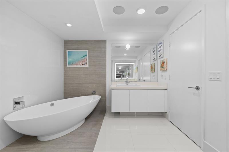 Image 21 of 67 For 300 Sunny Isles Blvd 4-2201