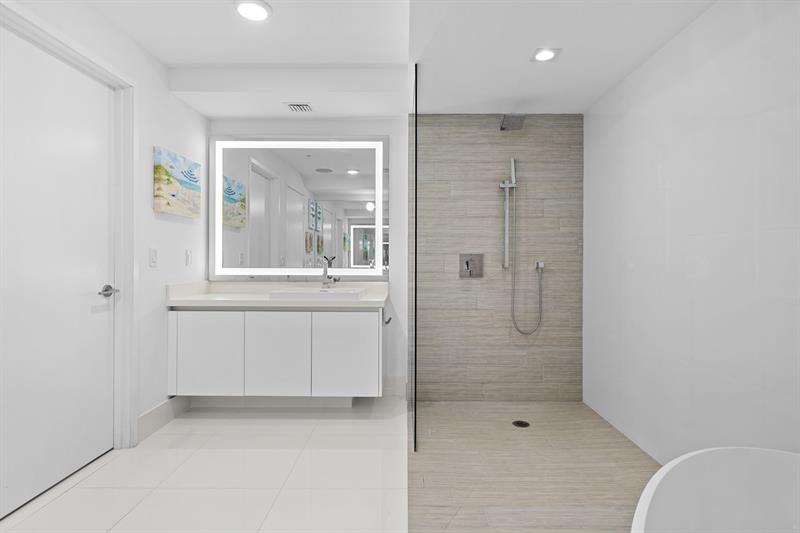 Image 22 of 67 For 300 Sunny Isles Blvd 4-2201