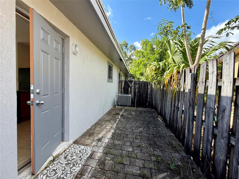 Image 11 of 16 For 1023 1st Ave  1