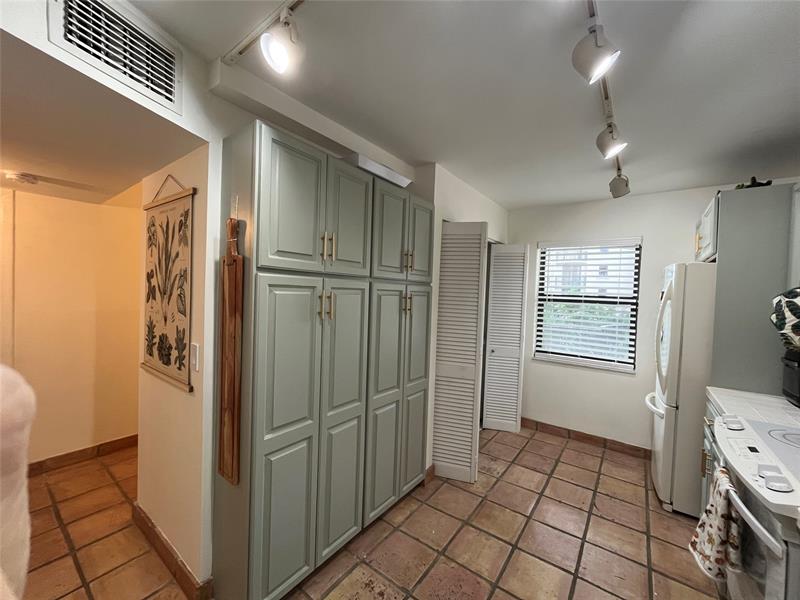 Image 10 of 17 For 2029 Ocean Blvd  303