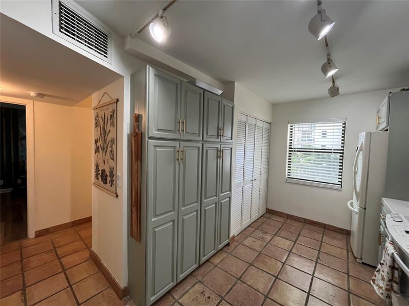 Image 9 of 17 For 2029 Ocean Blvd  303