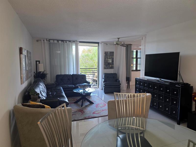 Image 15 of 41 For 1101 Colony Point Cir  304