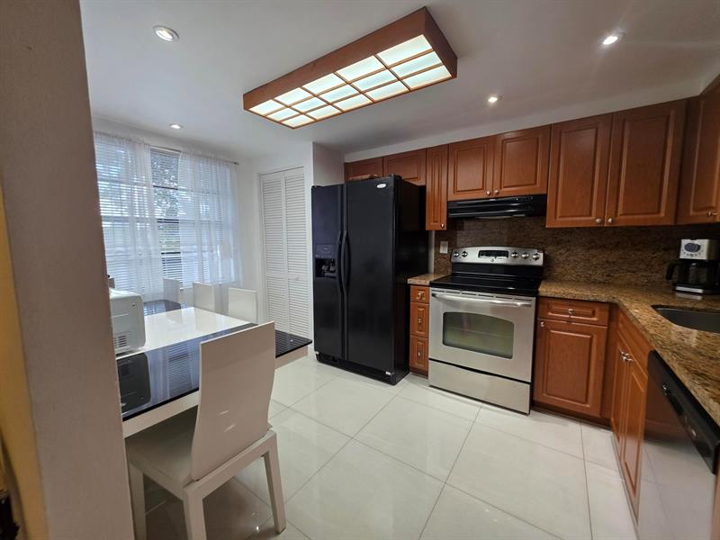 Image 19 of 41 For 1101 Colony Point Cir  304