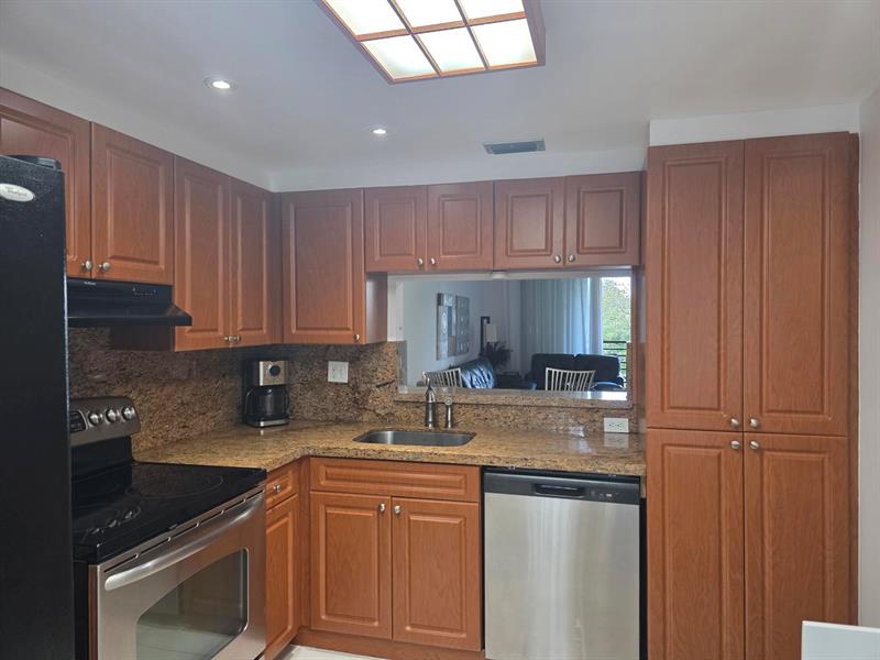 Image 20 of 41 For 1101 Colony Point Cir  304