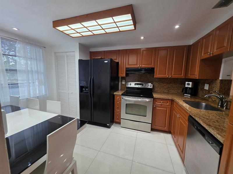 Image 21 of 41 For 1101 Colony Point Cir  304