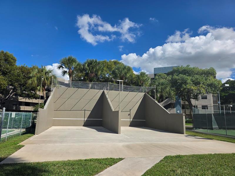 Image 35 of 41 For 1101 Colony Point Cir  304