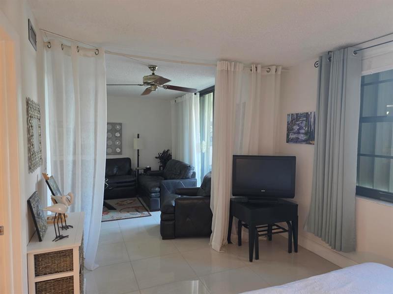 Image 9 of 41 For 1101 Colony Point Cir  304