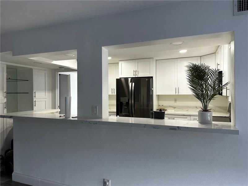 Image 3 of 7 For 800 Parkview Dr  829