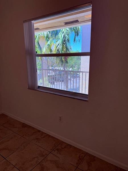 Image 15 of 26 For 2941 Riverside Dr  303