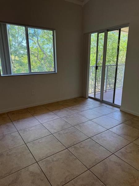 Image 18 of 26 For 2941 Riverside Dr  303