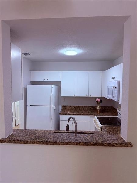 Image 21 of 26 For 2941 Riverside Dr  303