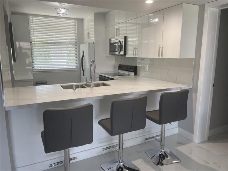 Image 3 of 16 For 1721 Whitehall Dr  404