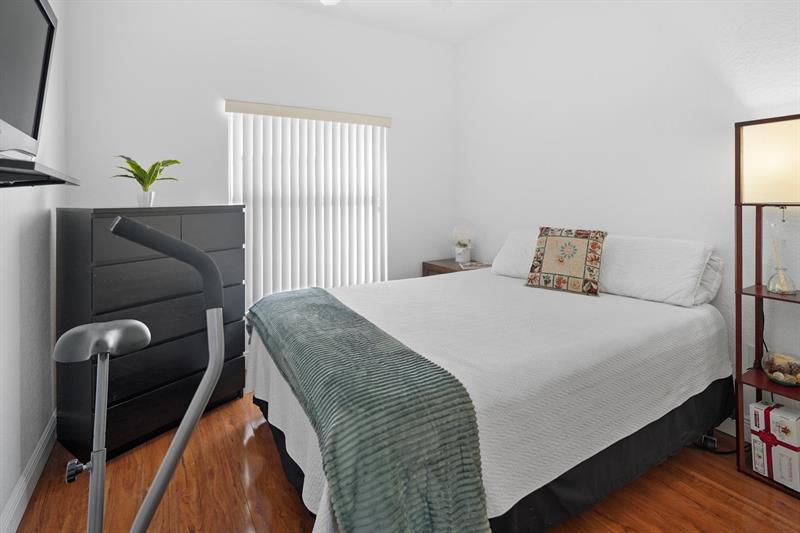 Image 20 of 25 For 13758 31st St