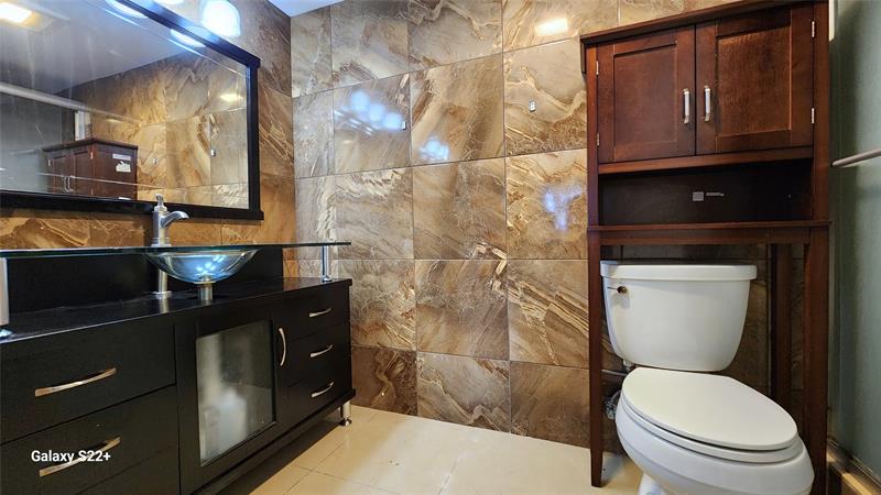 Image 11 of 20 For 1319 Hillsboro Blvd  208