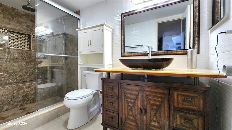 Image 9 of 20 For 1319 Hillsboro Blvd  208