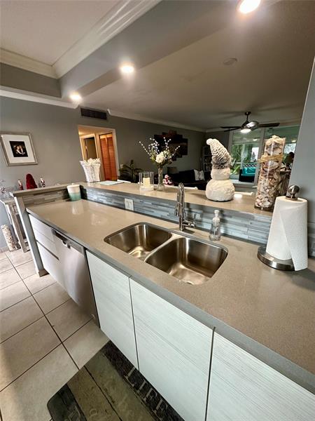 Image 6 of 26 For 325 11th Ter  107