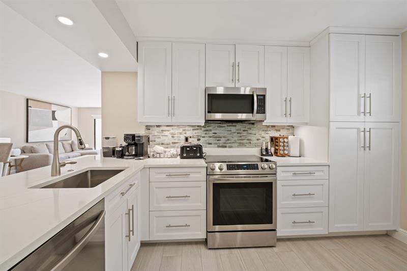 Image 13 of 31 For 15451 Pembridge Dr  206