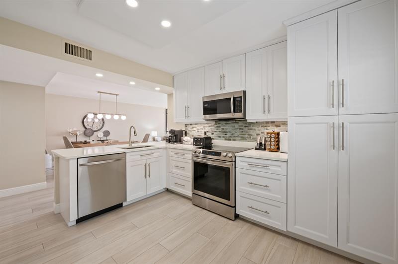 Image 14 of 31 For 15451 Pembridge Dr  206