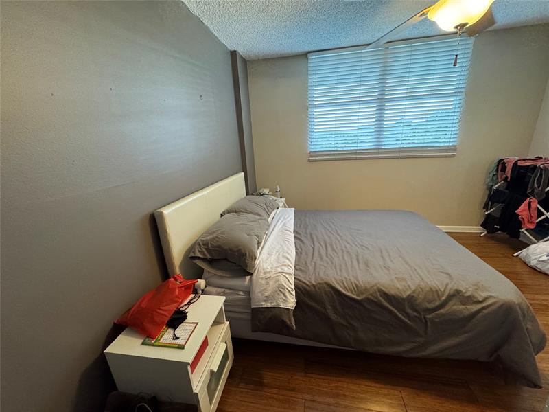 Image 10 of 33 For 120 Royal Park Dr  B4