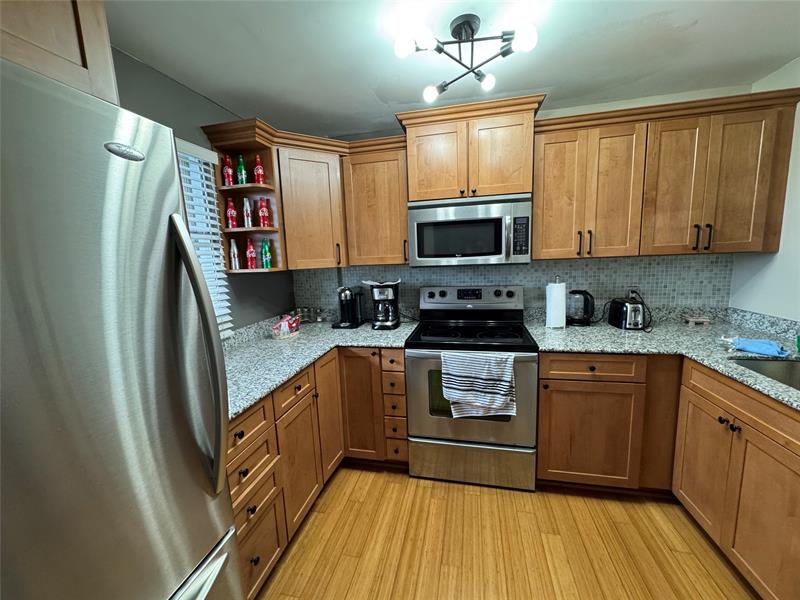 Image 16 of 33 For 120 Royal Park Dr  B4