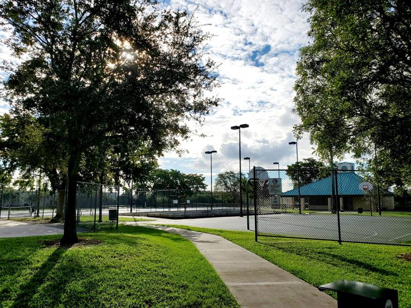 Image 21 of 33 For 120 Royal Park Dr  B4