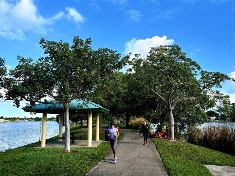 Image 22 of 33 For 120 Royal Park Dr  B4