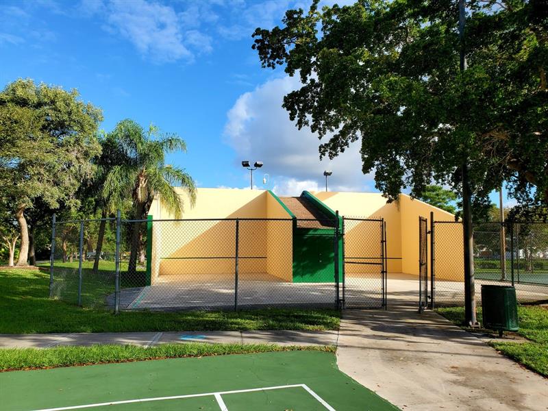 Image 23 of 33 For 120 Royal Park Dr  B4