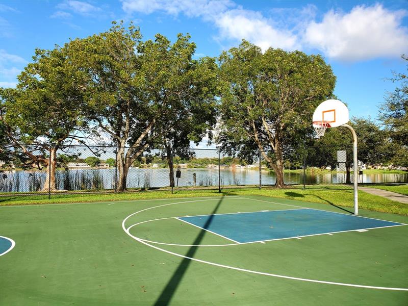 Image 24 of 33 For 120 Royal Park Dr  B4