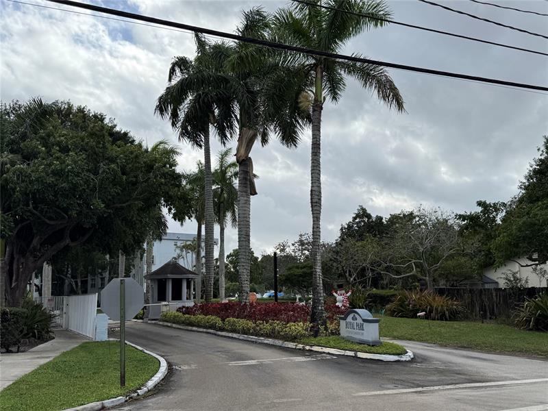 Image 32 of 33 For 120 Royal Park Dr  B4