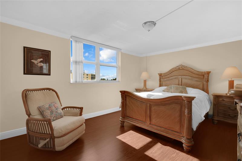 Image 13 of 21 For 311 3rd St  402