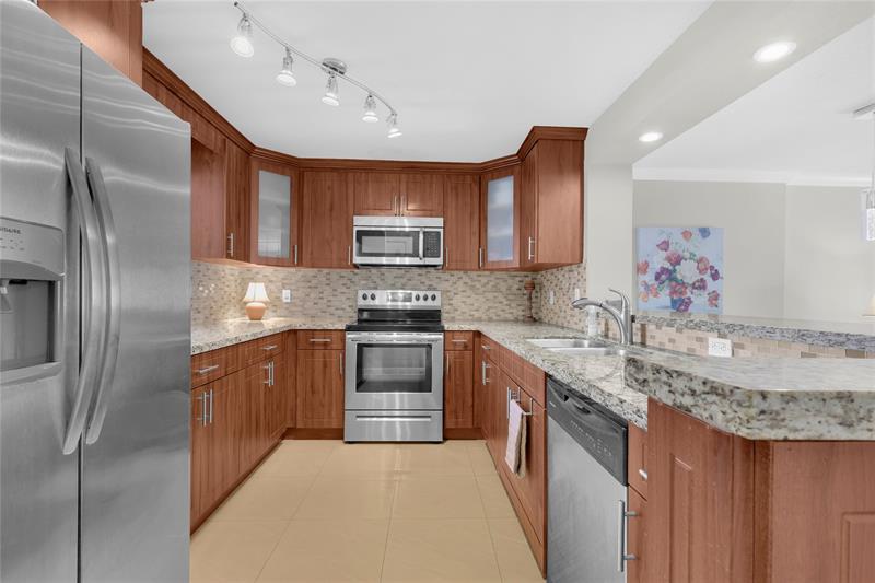 Image 5 of 21 For 311 3rd St  402