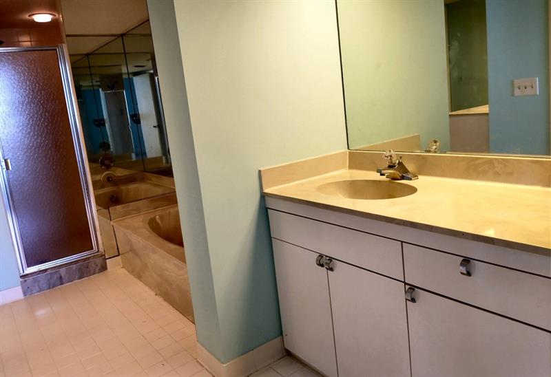 Image 12 of 17 For 123 Lakeshore 2042