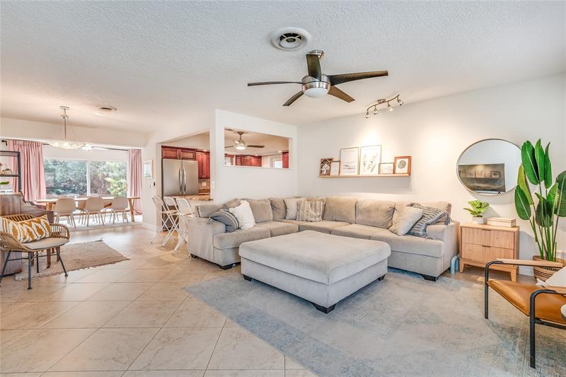 Image 4 of 24 For 1512 Hawthorne Cir