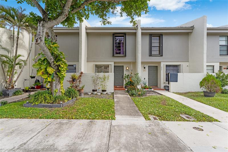 Details for 1225 98th Ter 144, Pembroke Pines, FL 33024