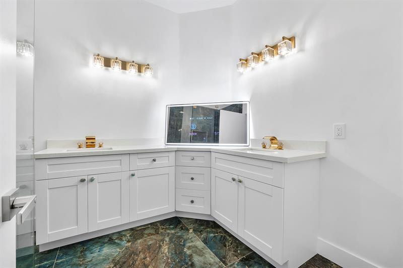 Image 19 of 27 For 5131 Europa Dr  I