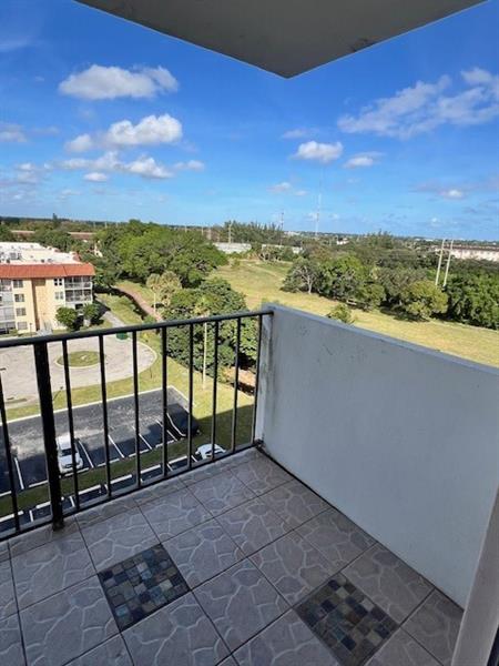 Image 15 of 16 For 4164 Inverrary Dr 803