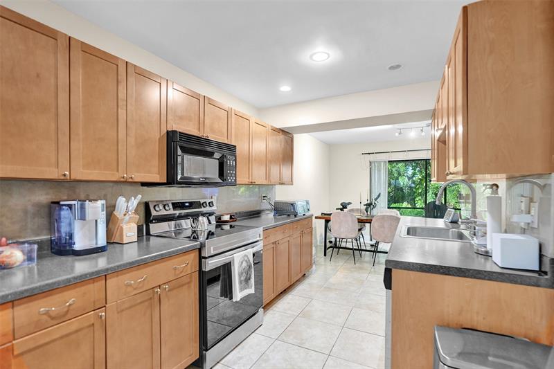 Image 10 of 35 For 9851 Riverside Dr