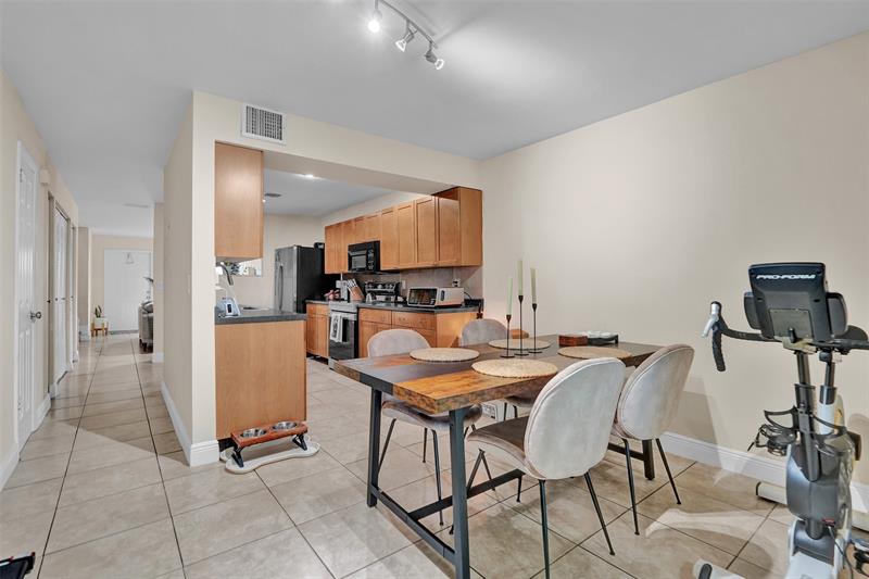 Image 14 of 35 For 9851 Riverside Dr