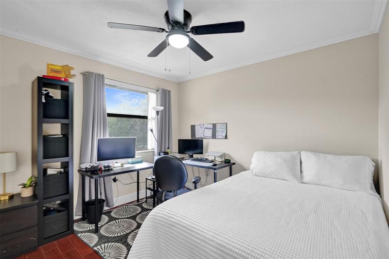 Image 23 of 35 For 9851 Riverside Dr