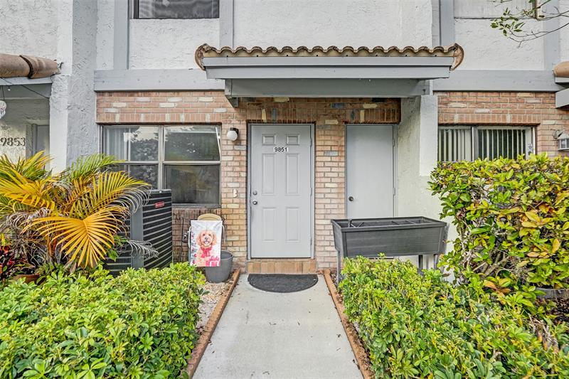 Image 4 of 35 For 9851 Riverside Dr