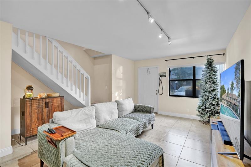 Image 5 of 35 For 9851 Riverside Dr