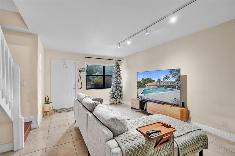 Image 6 of 35 For 9851 Riverside Dr