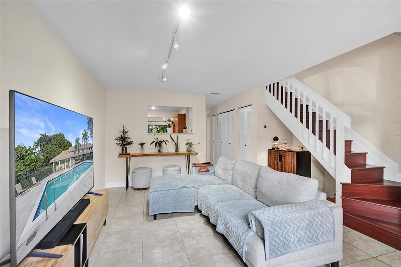 Image 7 of 35 For 9851 Riverside Dr